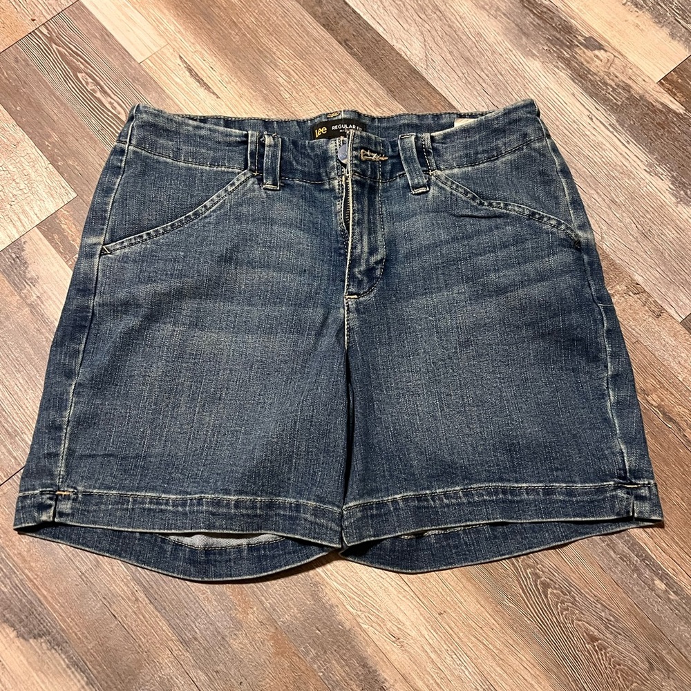 LEE Jeans Women's Blue Denim Shorts size 2 Mid Rise Regular fit